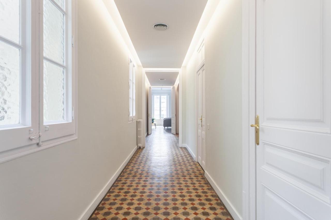 6 Dormitorios En Apartamento Modernista En El Corazon De Barcelona Exterior foto