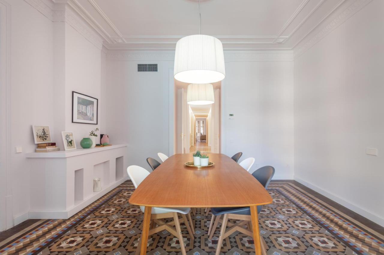 6 Dormitorios En Apartamento Modernista En El Corazon De Barcelona Exterior foto